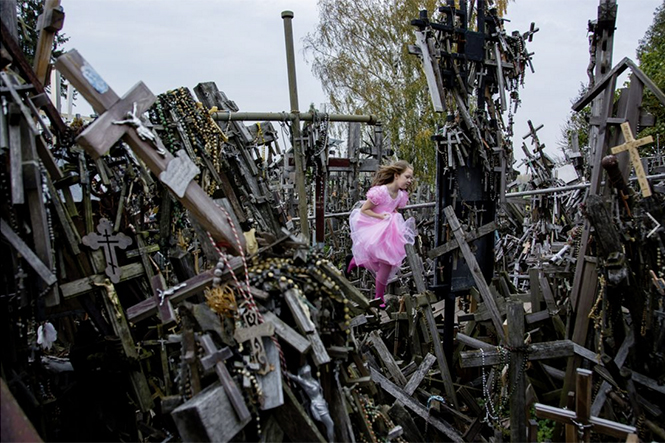 Hill of Crosses (ένα κορίτσι με ροζ φόρεμα τρέχει στον λόφο των Σταυρών στη Λιθουανία), Hideki Mizuta