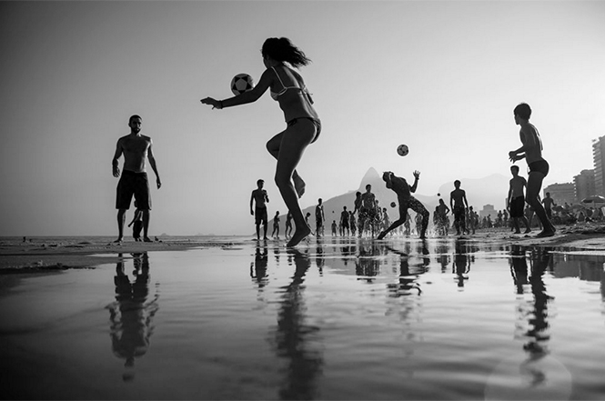 The Game (λουόμενοι στην παραλία Ipanema του Ρίο της Βραζιλίας παίζουν ποδόσφαιρο), Simone Monte