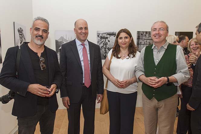 (Από αριστερά) Fatih Kaymak, Σκηνοθέτης του ντοκιμαντέρ “The Eye of Istanbul”, Kerim Uras, η Α.Ε. ο Πρέσβης της Τουρκίας στην Αθήνα, Ümran Safter, Παραγωγός και Nezih Tavlaş, Σύμβουλος του ντοκιμαντέρ και Βιογράφος του Ara Güler.