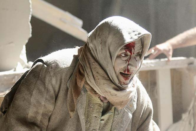 Μία τραυματισμένη γυναίκα στο Χαλέπι της Συρίας, στις 28 Απριλίου 2016. REUTERS/Abdalrhman Ismail 