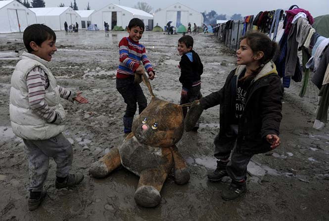 Προσφυγόπουλα παίζουν με ένα παιχνίδι στον καταυλισμό προσφύγων στην Ειδομένη, 15 Μαρτίου 2016. REUTERS/Alexandros Avramidis 
