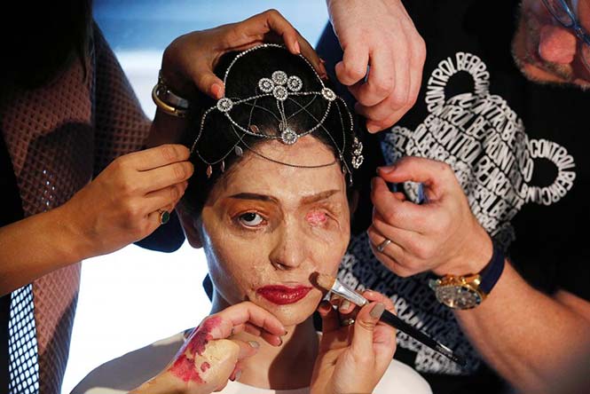 Το μοντέλο από την Ινδία Reshma Quereshi, που επέζησε από επίθεση με οξύ, μακιγιάρεται πριν την παρουσίαση της κολεξιόν Άνοιξη/Καλοκαίρι 2017, του Ινδού σχεδιαστή μόδας Archana Kochhar κατά τη διάρκεια της Εβδομάδας Μόδας στη Νέα Υόρκη, στις 8 Σεπτεμβρίου 2016. REUTERS/Lucas Jackson 