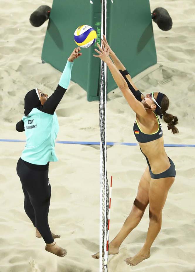 Η Αιγύπτια Doaa Elghobashy και η Γερμανίδα Kira Walkenhorst σε αγώνα beach volleyball στους Ολυμπιακούς Αγώνες του Ρίο, στις 7 Αυγούστου  2016. REUTERS/Lucy Nicholson 