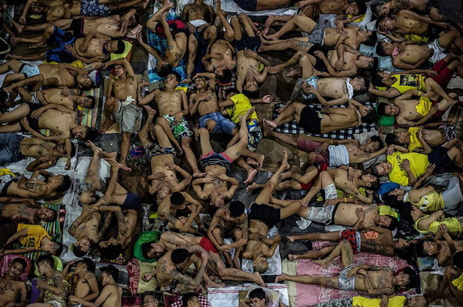 Κρατούμενοι σε φυλακή της Μανίλα στις Φιλιππίνες, κοιμούνται στο γήπεδο μπάσκετ, σε μία φυλακή για 800 κρατούμενους που φυλάσσονται 3.800. Noel Celis—AFP/Getty Images 