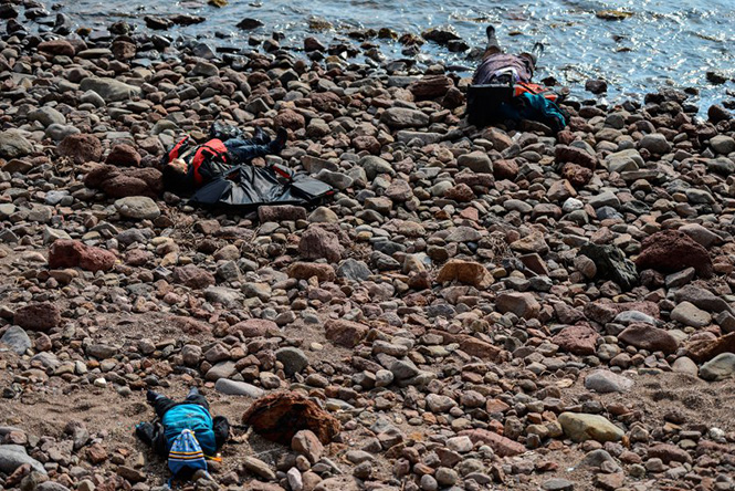 Νεκρά σώματα στη παραλία του Canakkale της Τουρκίας, μετά από ένα ναυάγιο στο Αιγαίο που στοίχισε τη ζωή 37 προσφύγων και μεταναστών στις 30 Ιανουαρίου 2016. Ozan Kose—AFP/Getty Images 
