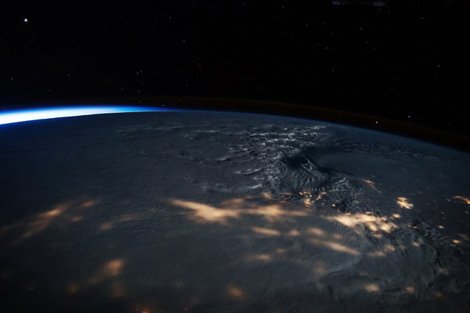 Η χιονοθύελλα που σκέπασε την Ανατολική Ακτή των Η.Π.Α. όπως φαίνεται από τον Διεθνή Διαστημικό Σταθμό στις 23 Ιανουαρίου 2016. Scott Kelly—NASA 