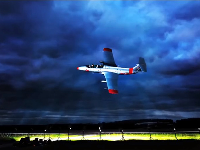Δείτε πως να φωτογραφίσετε ένα αεροπλάνο που κινείται με 250-500 χλμ/ώρα με τη βοήθεια flash
