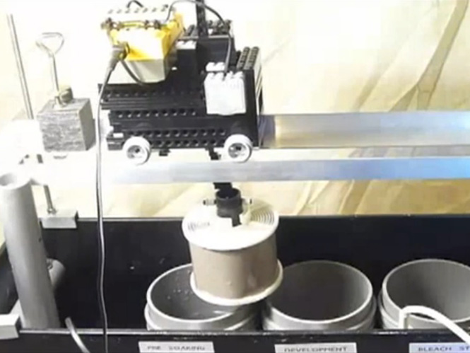 Φωτογράφος φτιάχνει ρομπότ  από Lego για την αυτόματη εμφάνιση φιλμ