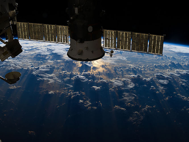 Η NASA μας ταξιδεύει με μοναδικές εικόνες στην πραγματικότητα της ταινίας Gravity