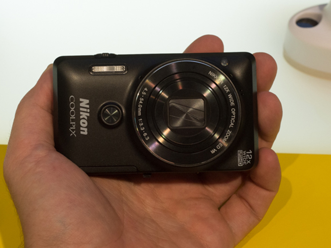 Nikon Coolpix S6900, ελληνικό Hands on video της πιο selfie μηχανής που έχουμε δει (Photokina 2014)