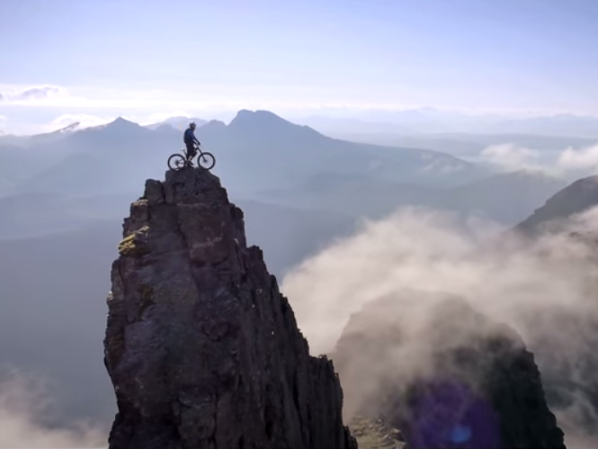 Ο Danny Macaskill “βολτάρει” στην Σκωτία με το ποδήλατο του σε ένα μοναδικό video