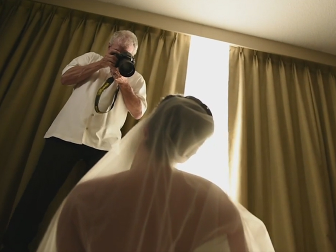 Φωτογράφος έσβησε τις φωτογραφίες γάμου μπροστά στον γαμπρό την ημέρα του γάμου!