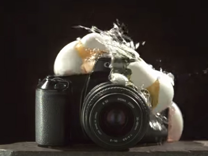 Διαλύοντας φωτογραφικές μηχανές και φακούς για χάρη των slow motion videos