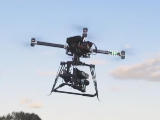 Φωτογράφος προσαρμόζει δύο speedlight flashes σε drone για λήψεις σε γκρεμό