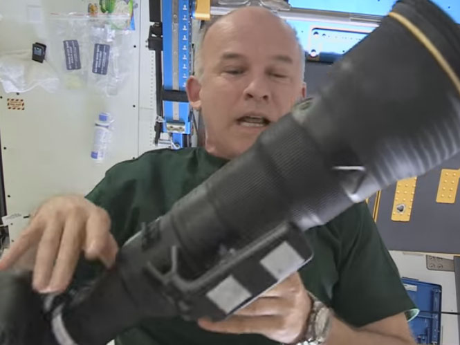 Αστροναύτης της NASA παρουσιάζει τον εξοπλισμό του Διεθνή Διαστημικού Σταθμού