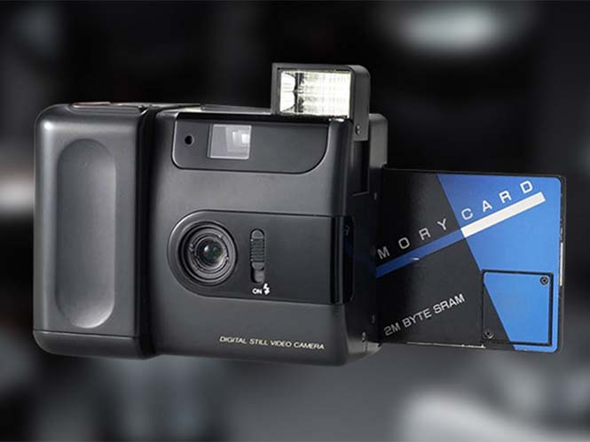 H Fujifilm είναι η εταιρεία που έφτιαξε τη πρώτη ψηφιακή μηχανή με κάρτα μνήμης