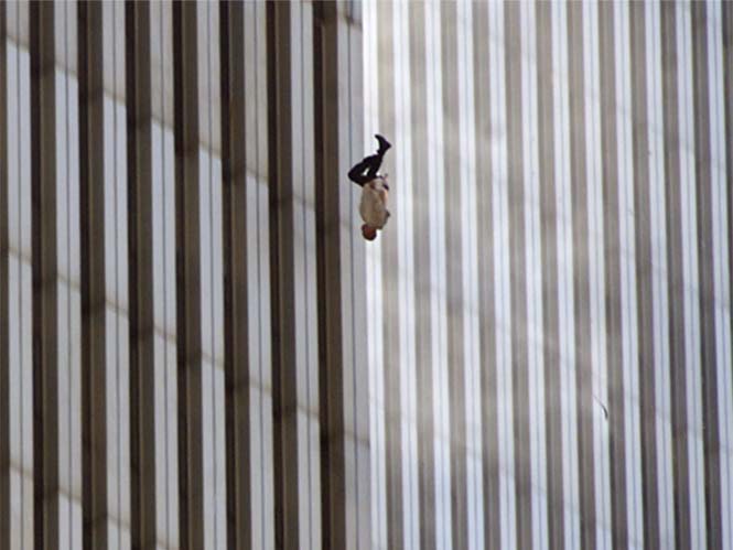 Falling Man: Η ιστορία πίσω από τη συνταρακτική φωτογραφία της επίθεσης στο World Trade Center
