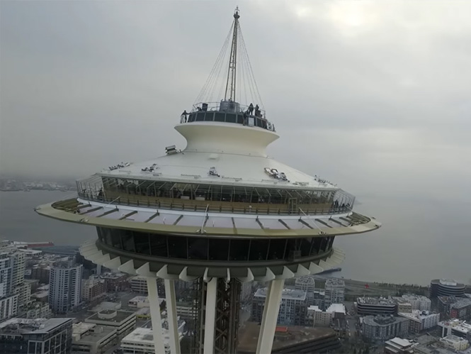 Drone έπεσε πάνω στον πύργο του Seattle, κινδυνεύει με φυλακή και πρόστιμο o χειριστής