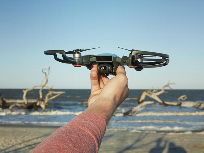 DJI Spark: Το πιο μικρό drone της DJI, το πρώτο που ελέγχεται μόνο με κινήσεις χεριών