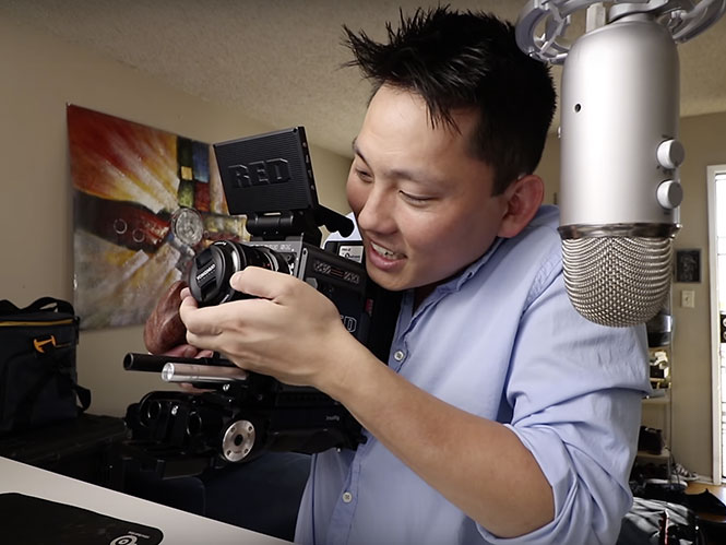 Βάζοντας ένα Yongnuo φακό των 50 δολαρίων σε μία RED κάμερα των 12.500 δολαρίων