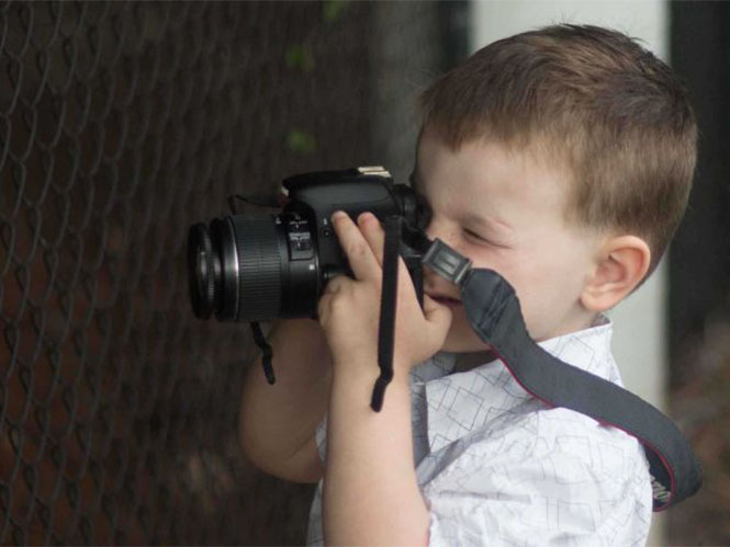 Ο τρόπος επικοινωνίας ενός 4χρονου με αυτισμό μέσα από το φακό μιας φωτογραφικής μηχανής