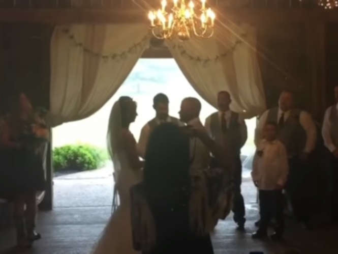 Φωτογράφος γάμου έδωσε μάχη με την μητριά της νύφης για το κλικ του πρώτου φιλιού
