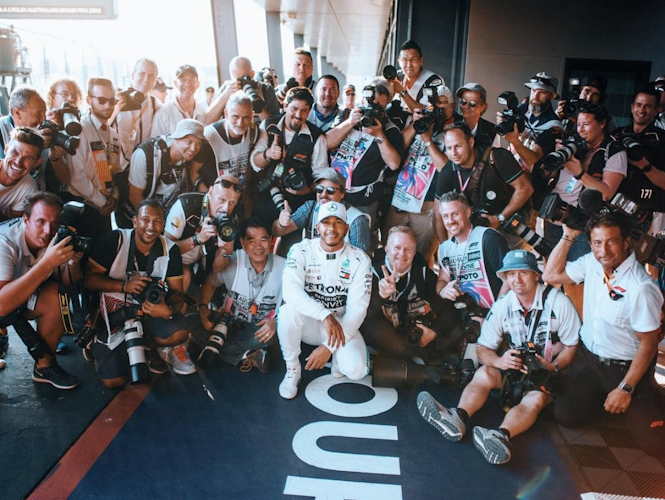 Lewis Hamilton: Ευχαριστεί τους φωτογράφους, βγάζοντας μια selfie μαζί τους