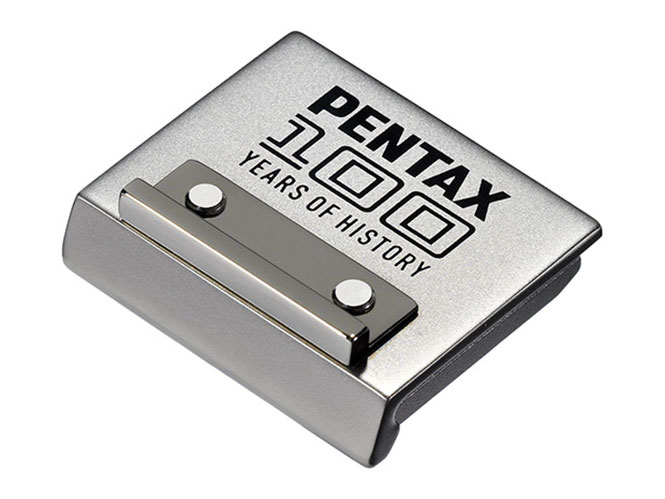 H Pentax διαθέτει κάλυμμα για hot shoe για τα 100 χρόνια ιστορίας της