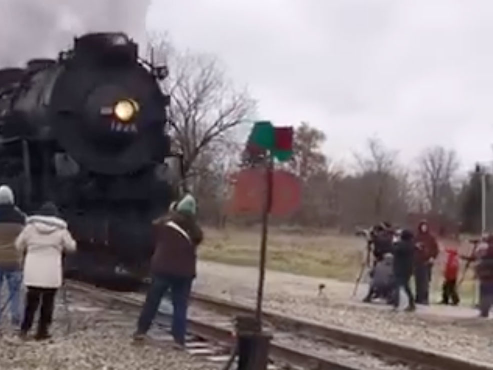 Φωτογράφος βρέθηκε χιλιοστά από το να παρασυρθεί από τραίνο [video]