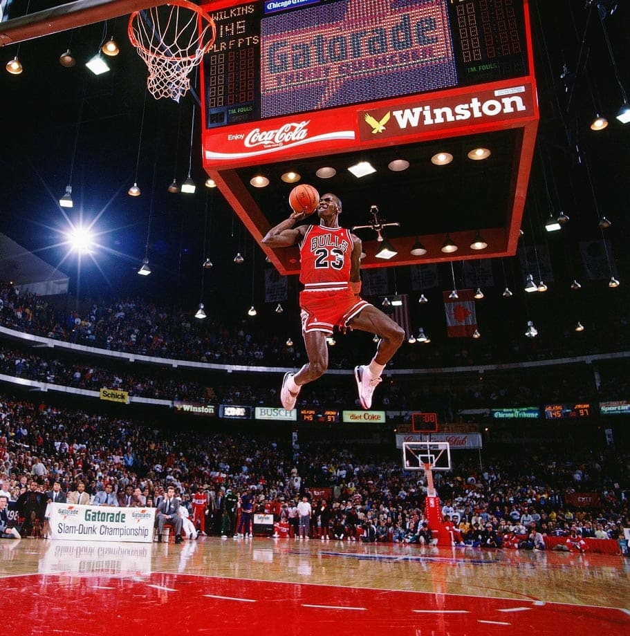 O φωτογράφος Walter Iooss μιλάει για την εμβληματική φωτογραφία του Michael Jordan λίγο πριν καρφώσει!