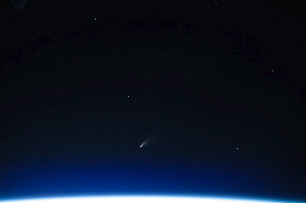 Φωτογράφισε τον κομήτη NEOWISE τα ξημερώματα! Εντυπωσιακές εικόνες από όλο τον πλανήτη!