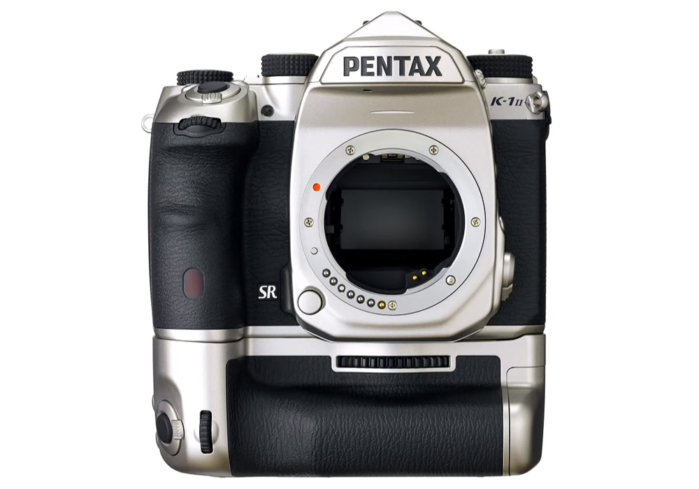 Pentax K-1 II: Διέρρευσαν φωτογραφίες και τιμές της ναυαρχίδας στο ασημί χρώμα (και των ασημί φακών)!