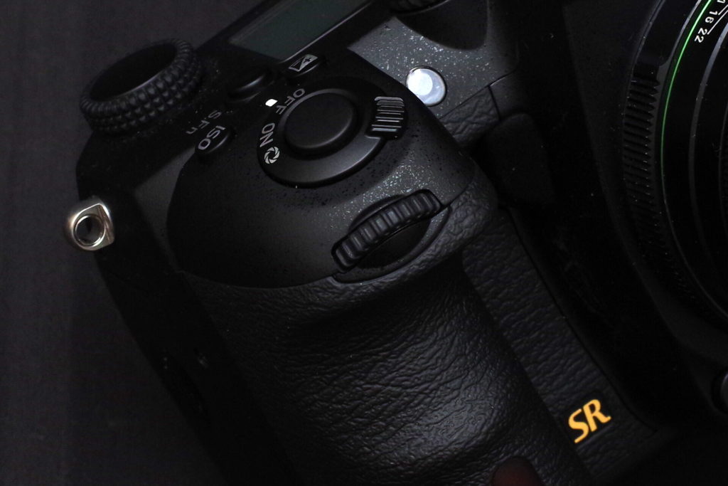 Pentax: Μιλάει για το grip και το joystick της νέας APS-C DSLR κάμερας