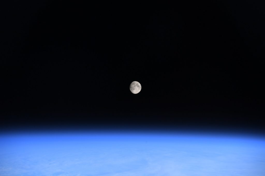 Αστροναύτης φωτογραφίζει την Γη και την Σελήνη σε μία εκπληκτική εικόνα!