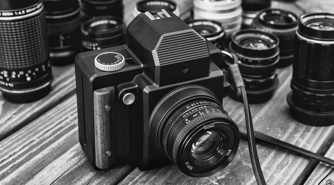 Η NONS SL660 είναι μια κάμερα με εναλλάξιμους EF φακούς που χρησιμοποιεί Fujifilm Instax Square Film