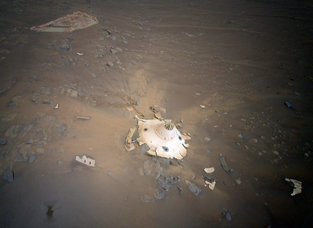 Το ελικόπτερο Ingenuity φωτογράφισε τα απομεινάρια του σκάφους που βοήθησε το Perseverance Rover να κατέβει στον Άρη!
