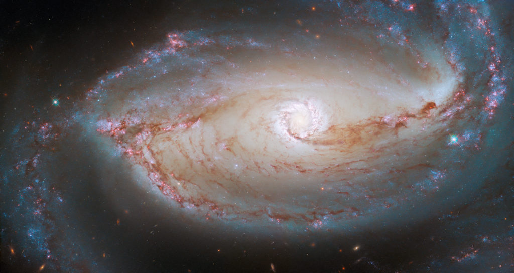 Το Hubble βλέπει το μάτι ενός πολύχρωμου γαλαξία και μας προσφέρει ακόμα μία εκπληκτική εικόνα!