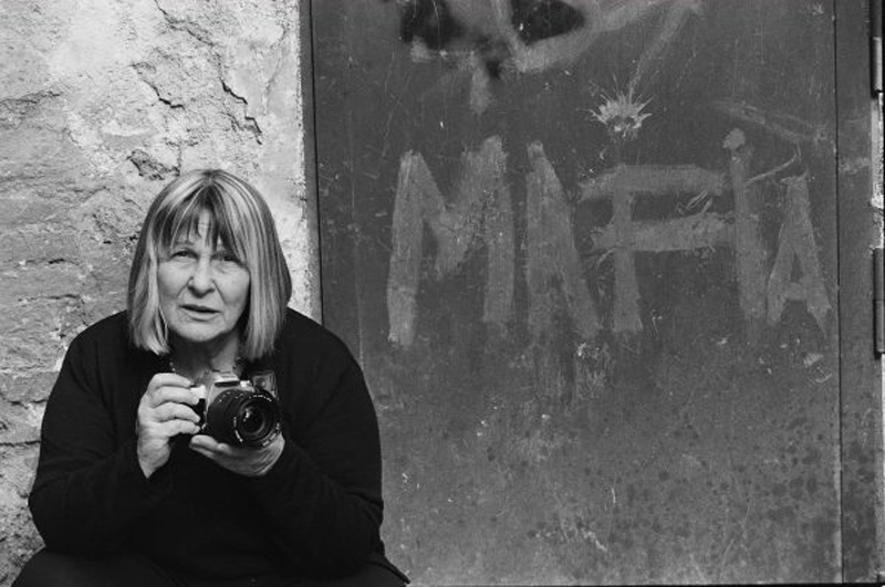 Απεβίωσε η φωτογράφος που πολέμησε τη μαφία της Σικελίας για πέντε δεκαετίες!