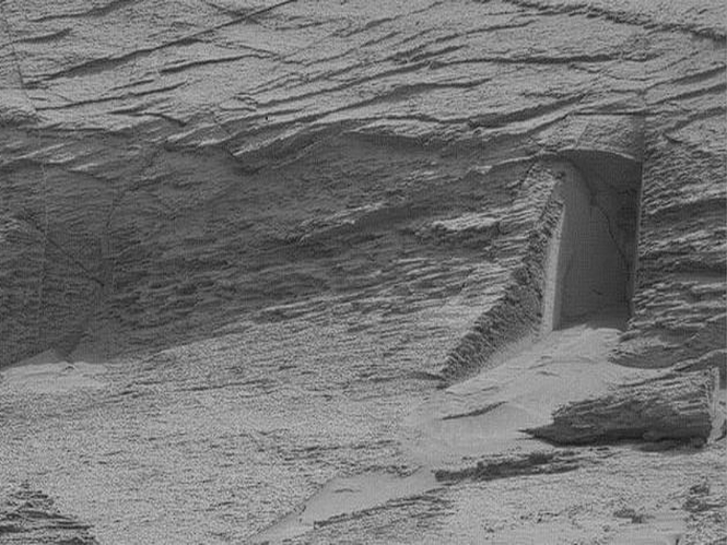 Χαμός στην Γη, καθώς το Rover Mars Curiosity φωτογράφισε μια «πόρτα» στον Άρη!