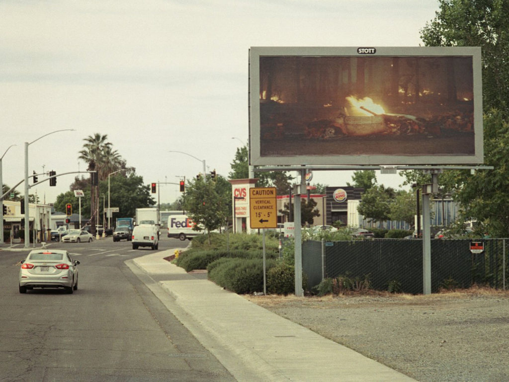 Φωτογράφος προβάλει εικόνες παρακμής της Καλιφόρνια μέσα από billboards!