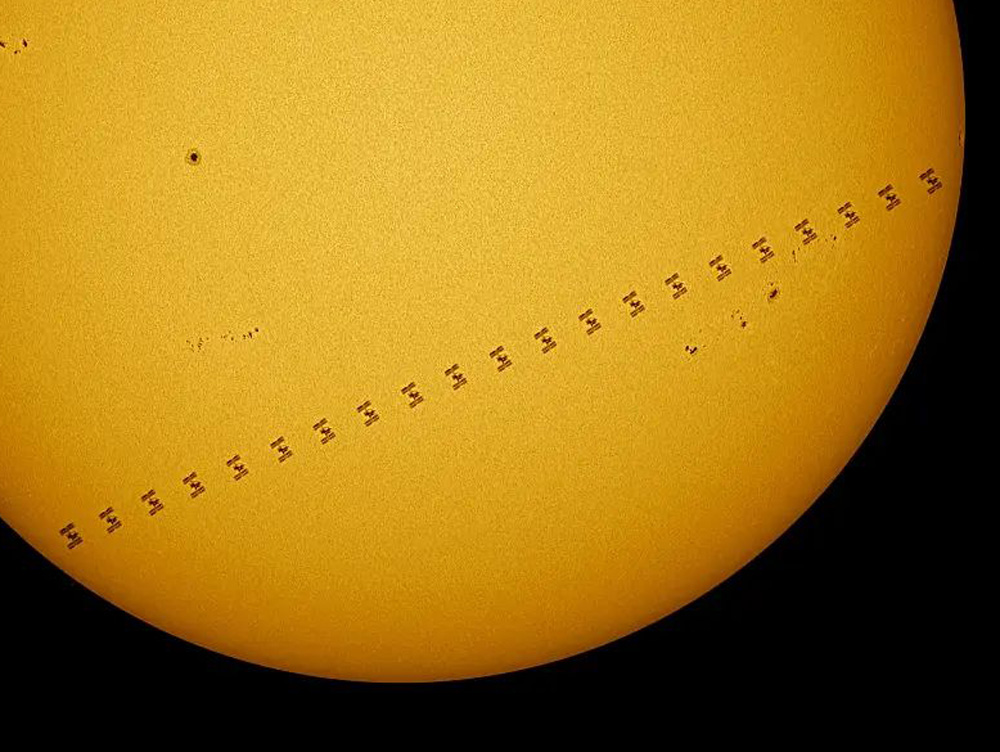 Φωτογράφος απαθανάτισε εκπληκτικές εικόνες του Διεθνούς Διαστημικού Σταθμού (ISS) καθώς αυτός περνούσε μπροστά από τον Ήλιο!