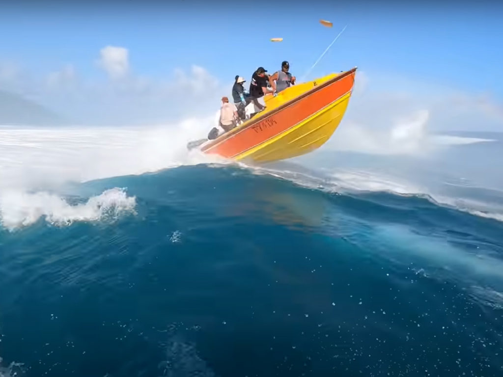 Ταϊτή: Πελώριο κύμα πέταξε φωτογράφους στη θάλασσα ενώ βρίσκονταν σε σκάφος! (βίντεο)