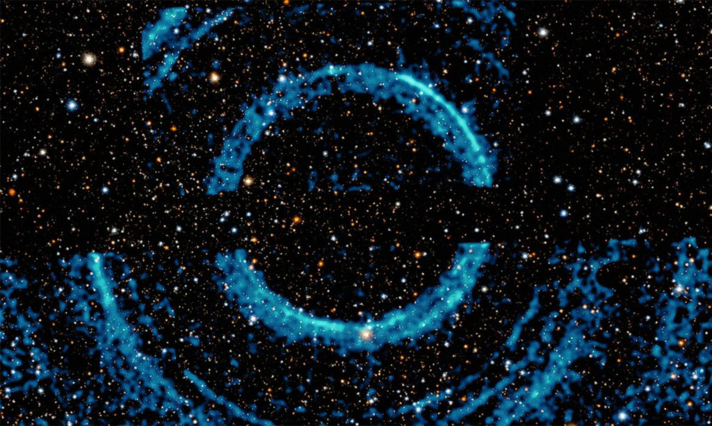 Η NASA φωτογραφίζει τεράστιους δακτυλίους φωτός που περιβάλλουν μια μαύρη τρύπα!
