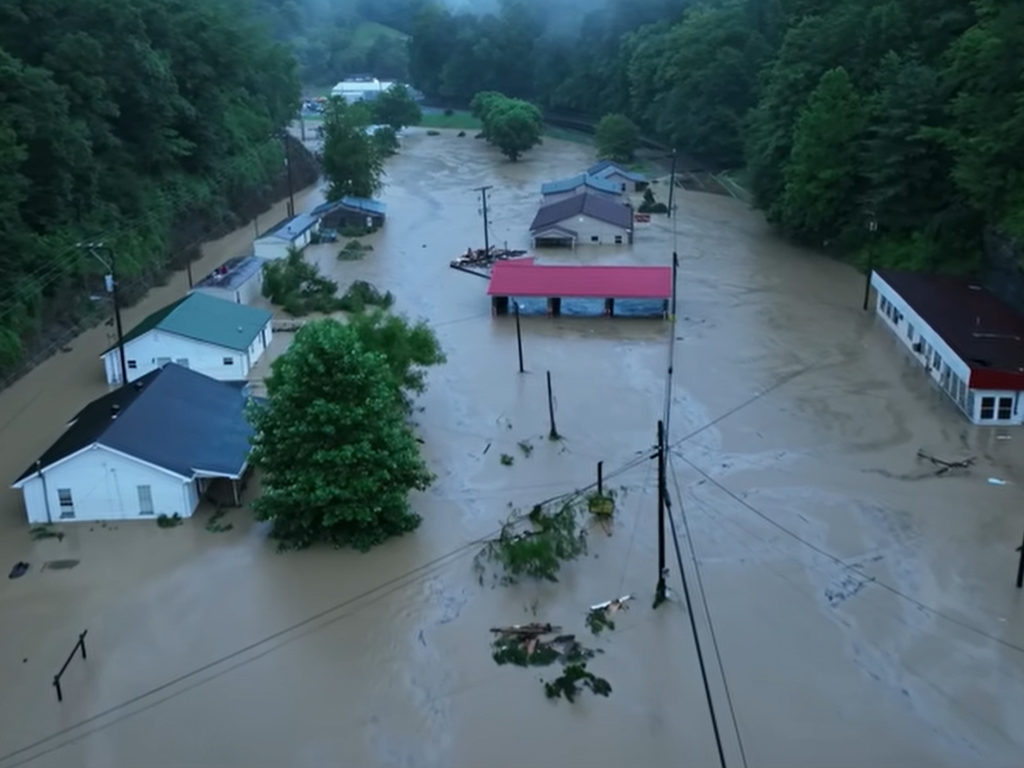 Drone καταγράφει καταστροφικές πλημμύρες στο Κεντάκι!