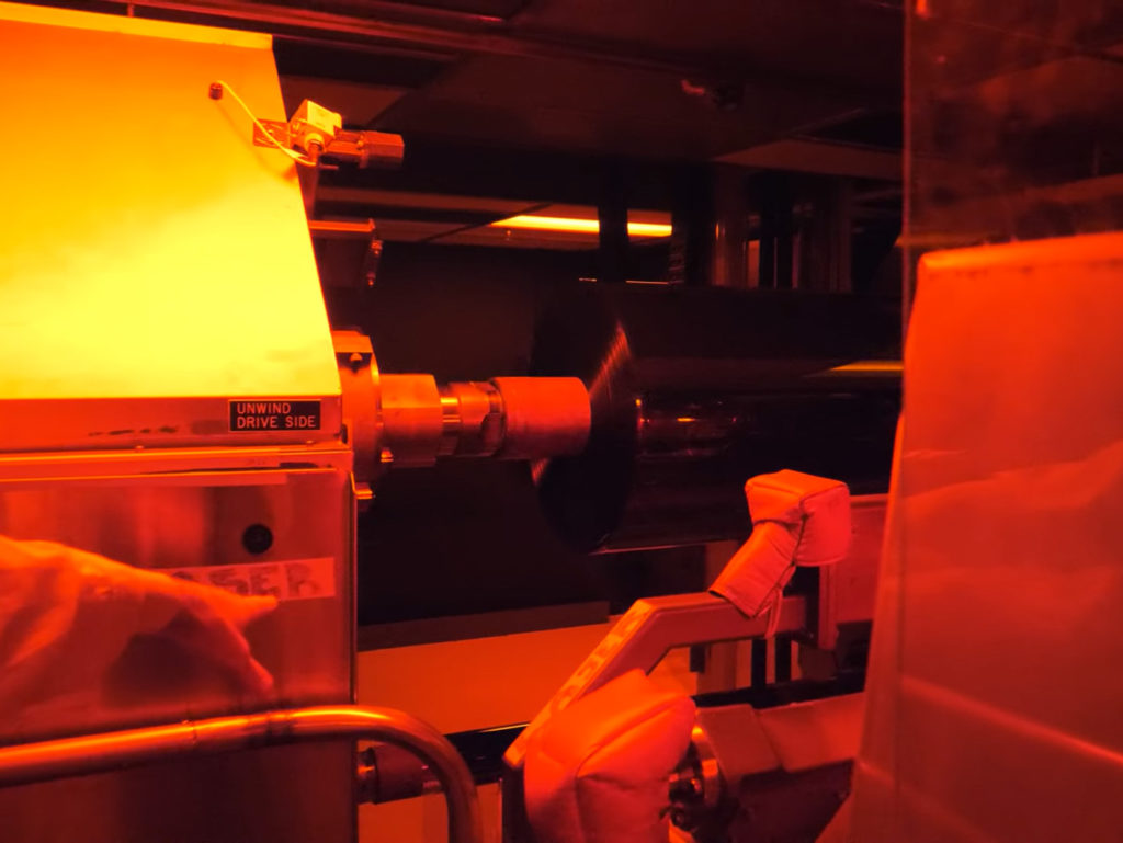 Βίντεο περιγράφει πώς η Kodak αναπτύσσει και εφαρμόζει φωτοευαίσθητη επίστρωση στο φιλμ της σε απόλυτο σκοτάδι!