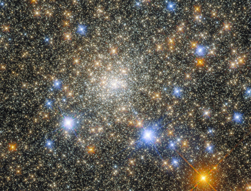 Το  τηλεσκόπιο Hubble φωτογραφίζει ένα εντυπωσιακό αστρικό σμήνος!