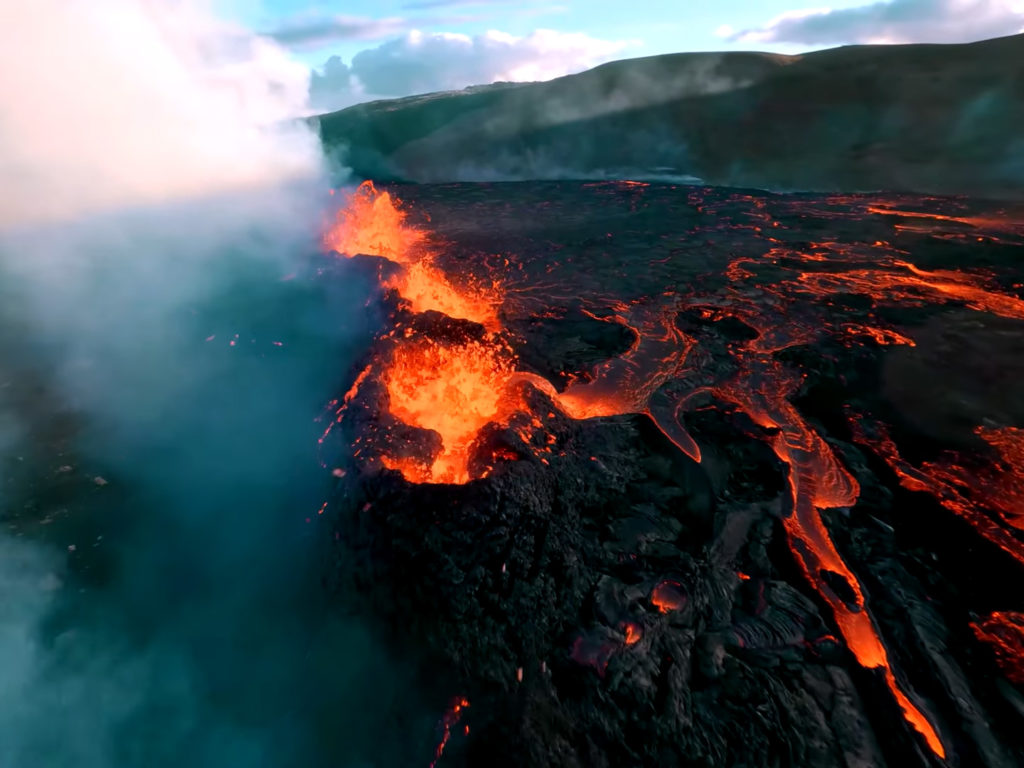 Κινηματογραφιστής ρισκάρει το fpv drone του καταγράφοντας σε θεαματικό βίντεο τη νέα ηφαιστειακή έκρηξη της Ισλανδίας!
