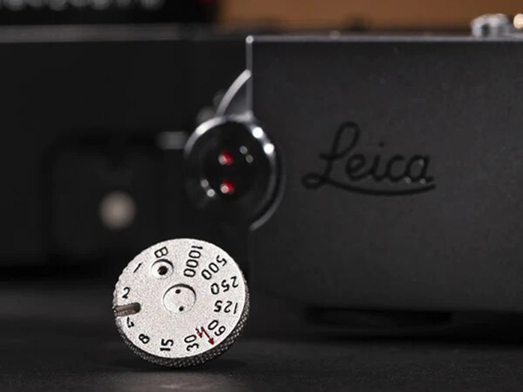 Αυτή η ασημένια καρφίτσα σε μορφή ταχύτητας κλείστρου είναι ιδανική για τους λάτρεις της Leica!