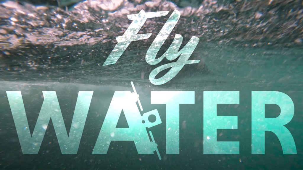 FPV drone φαίνεται ότι βουτάει μέσα στο νερό, και αναδύεται χωρίς να διακόψει την εγγραφή βίντεο!