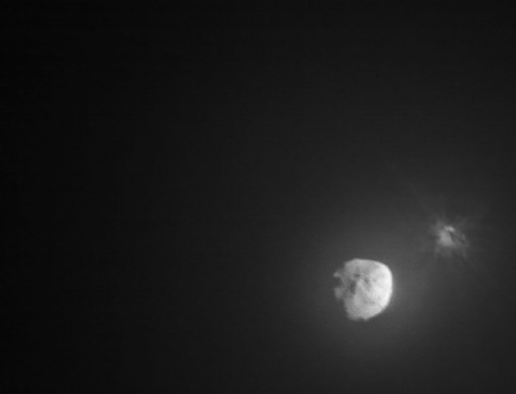 Δείτε τις πρώτες φωτογραφίες της πρόσκρουσης του σκάφους DART σε αστεροειδή, από μια μίνι διαστημική κάμερα!